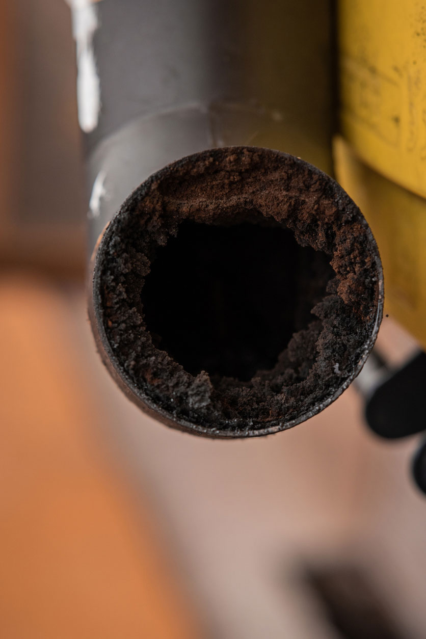 Conduit de poêle encrassé avant ramonage - Seine-et-Marne 77