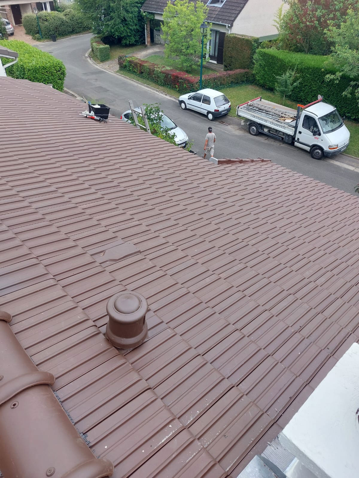 Travaux de couverture terminés sur toiture avec cheminées – Val-de-Marne 94