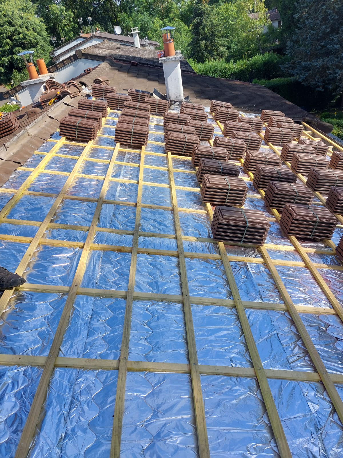 Installation d’isolant aluminium sous toiture avant pose des tuiles - Val-de-Marne 94